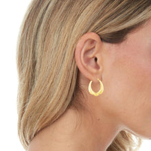 Load image into Gallery viewer, 14k Yellow Gold 20mm Puffy Scalloped Back to Back Hoop Earrings
